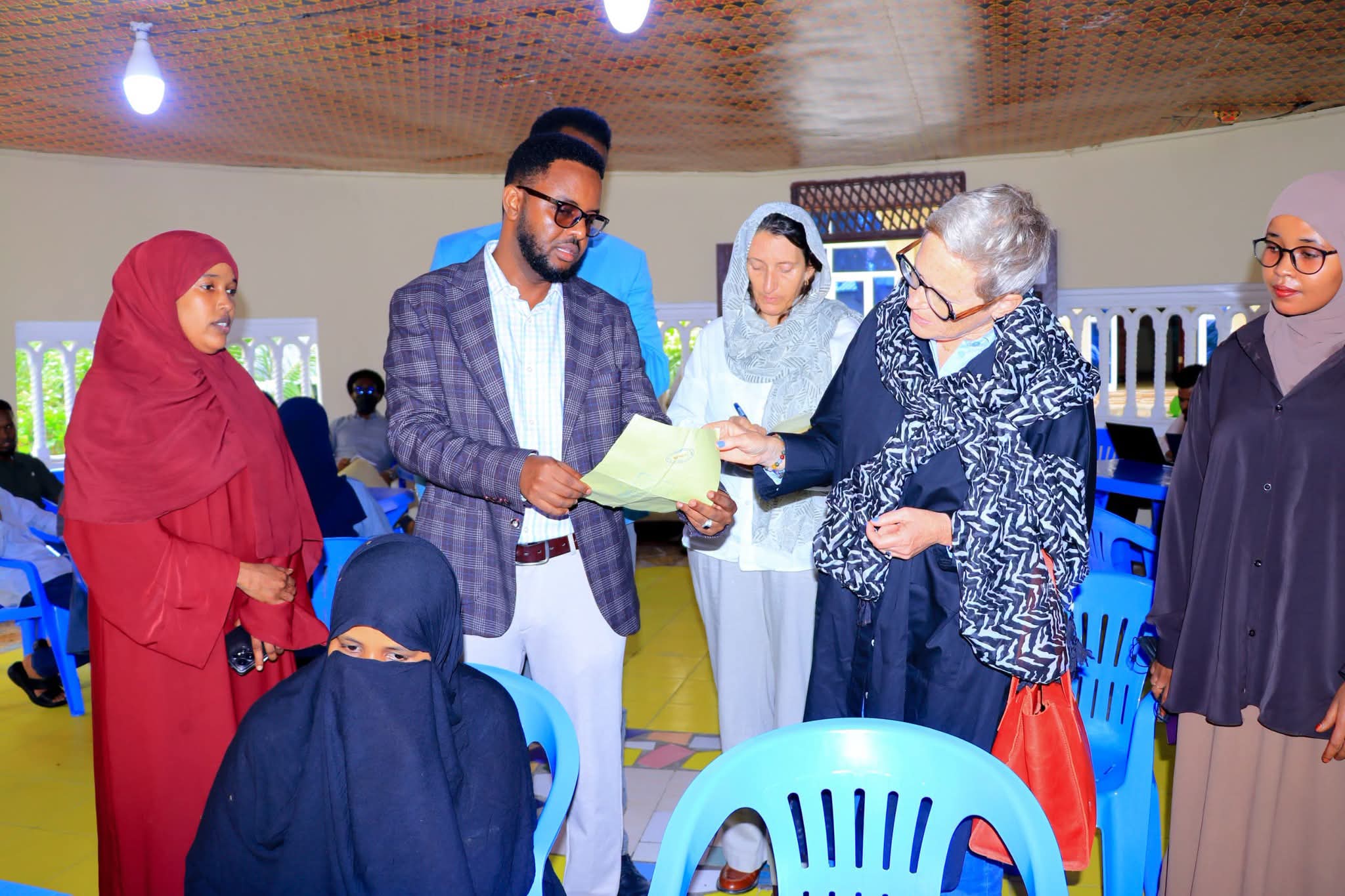 Guddoomiyaha hay'adda Qaxootiga oo kormeeray xarunta soo dhoweynta