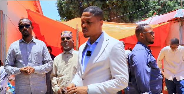 Wasiirka Warfaafinta “Waxaan qoyska Marxuum Cismaan Buullo u xaqiijiyey in Wasaaradda ay si dhow ula socon doonto xaaladda carruurta uu ka geeriyooday