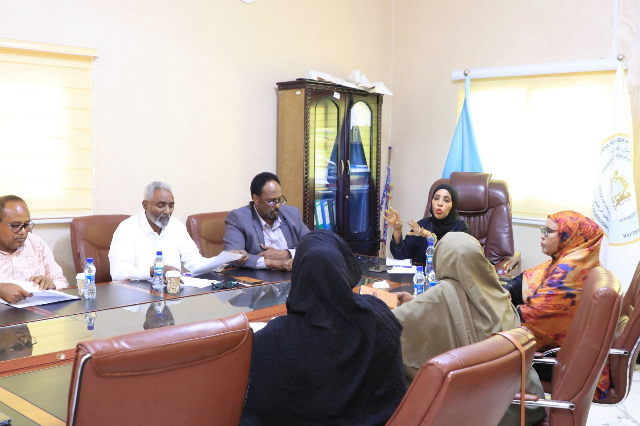 Guddiga Horumarinta Adeegga Bulshada ee Golaha Shacabka oo ka hadlay xaaladda shaqaalaha dowladda