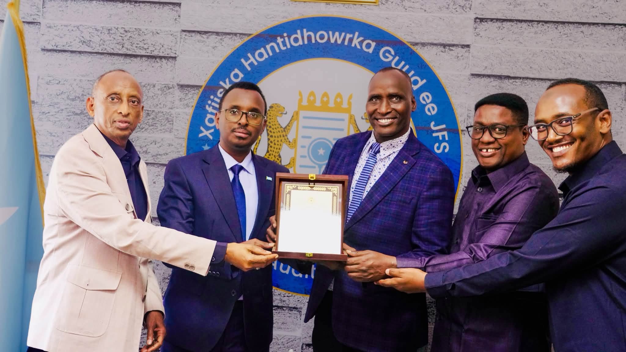 Hantidhowraha Guud ee Qaranka oo saxiixay warbixinnada Hantidhowrka ee baarista hay’adaha iyo mashaariicda Bulshada Bariga Afrika