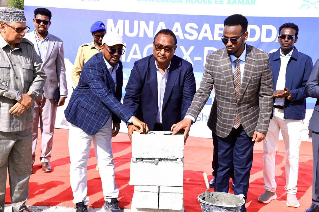 Duqa Muqdisho oo Dhagax dhigay mashruuca dib u dhiska Iskuulka Bartamaha