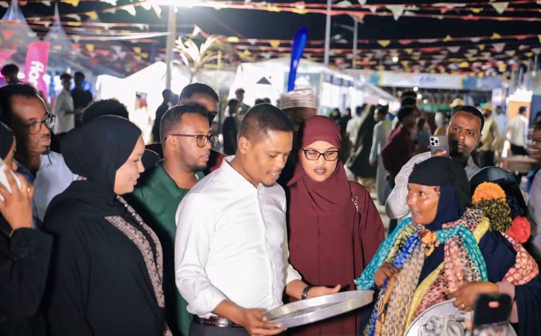 Wasiirka warfaafinta oo kormeeray Bandhigga SOM SOUK