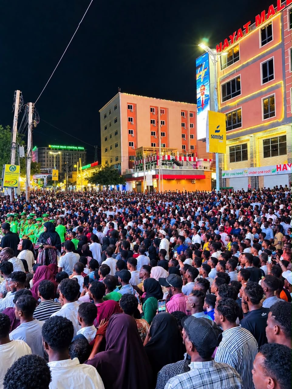 Shacabka Muqdisho oo u dabaaldegaya doorashooyinka qof iyo codka ah ee ka hirgalay dalka