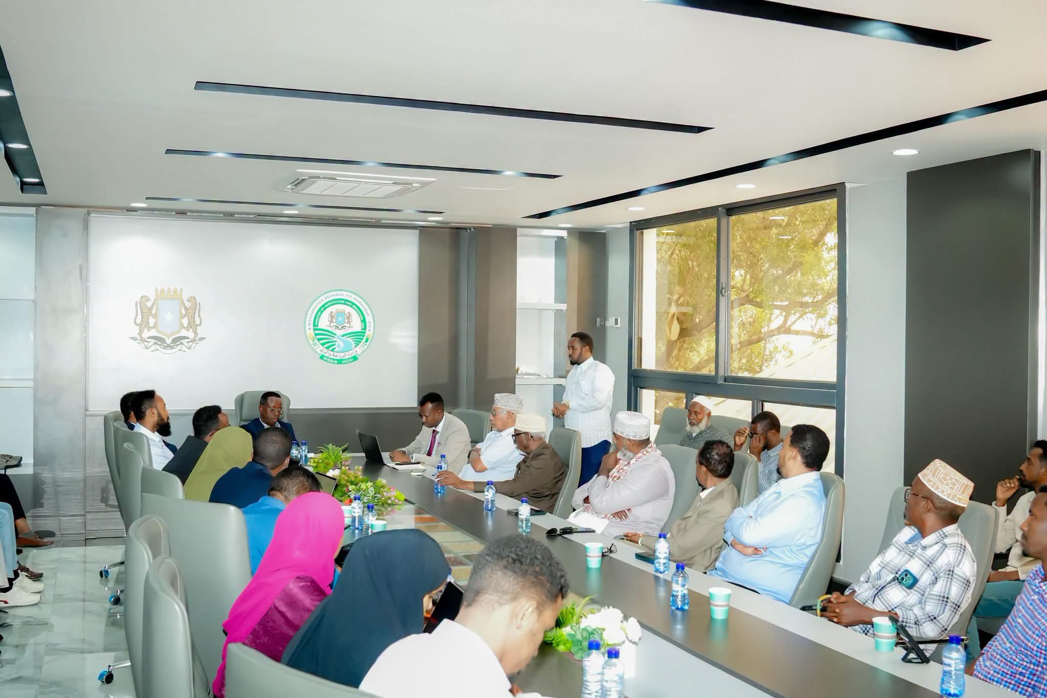 Wasiir Maareeye oo la kulmay Ganacsatada Beeraleyda Soomaaliyeed