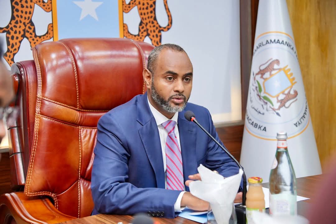 Guddoomiyaha Golaha Shacabka oo la kulmay madaxda warbaahinta madaxa bannaan