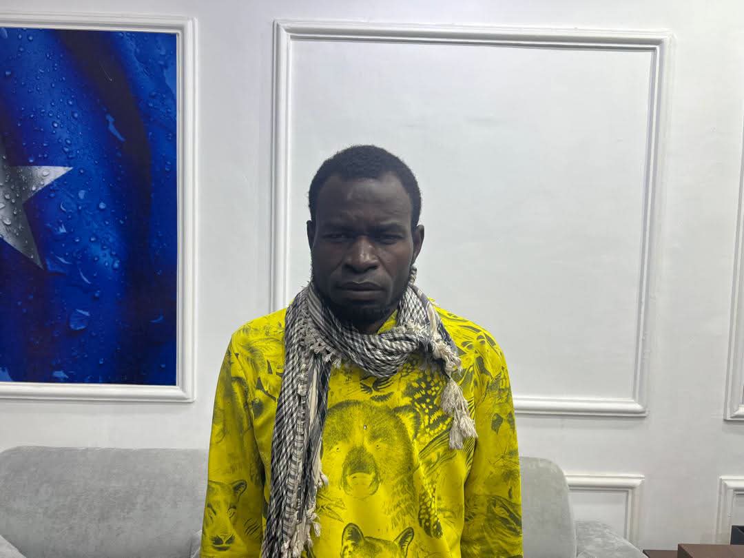 Ciidamada Amniga oo gacanta ku dhigay dhagar-qabe ka tirsanaa khawaarijta