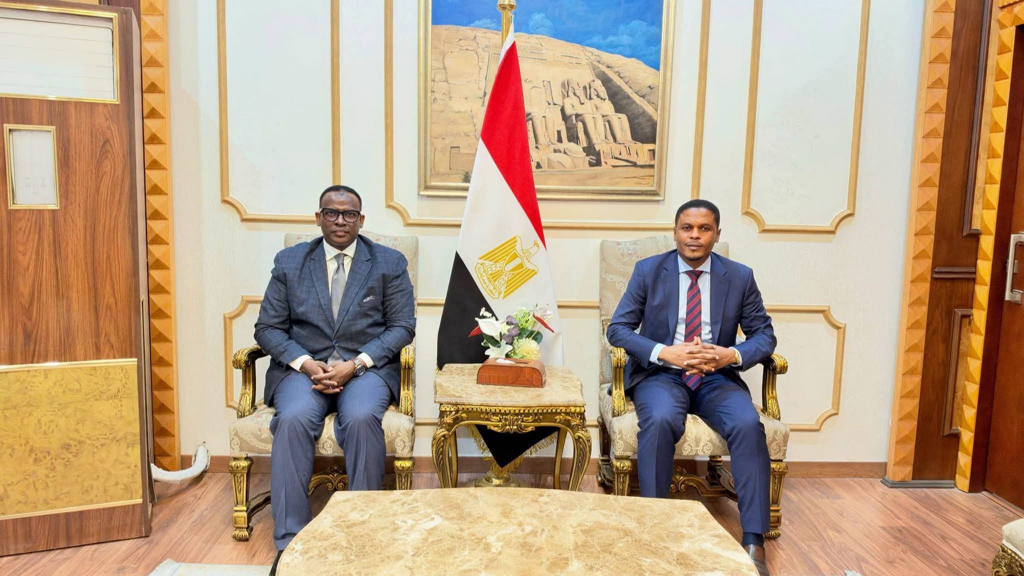 Wasiirka warfaafinta oo gaaray dalka Masar